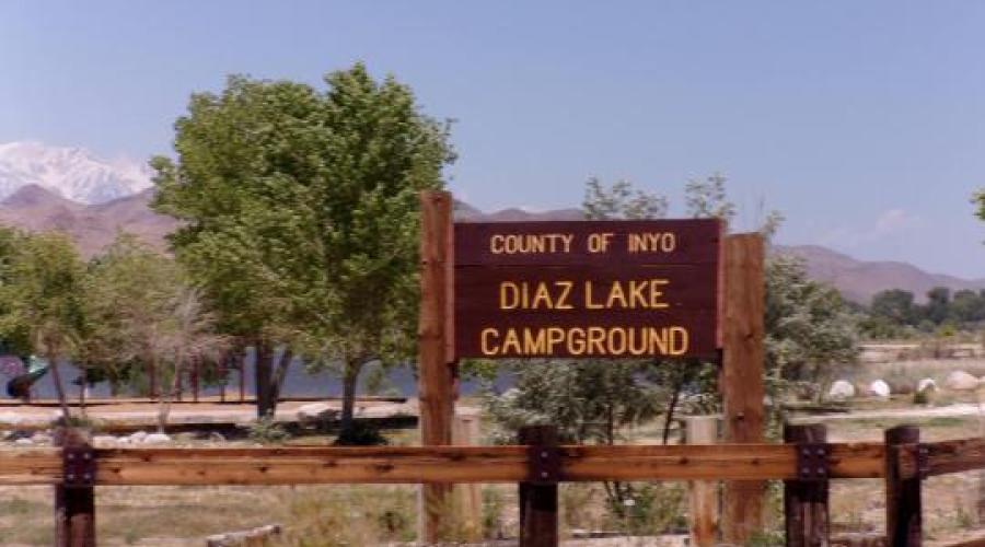 Picture of Diaz Lake sign and trees